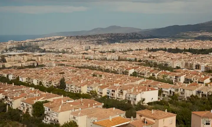 Paisaje de las tasas de hipoteca aumentando en medio de la recesión económica