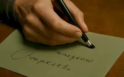 Las manos de las personas sostienen un pincel o un bolígrafo junto a las palabras Significativo e Impactante. Esto podría interpretarse como una referencia a cómo las guerras habían influido en el arte y la literatura en el período de tiempo