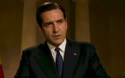 El individuo hispanohablante habla apasionadamente del papel desempeñado por los exiliados políticos a lo largo de la guerra y sus secuelas. Esto podría interpretarse como discutir temas como espionaje
