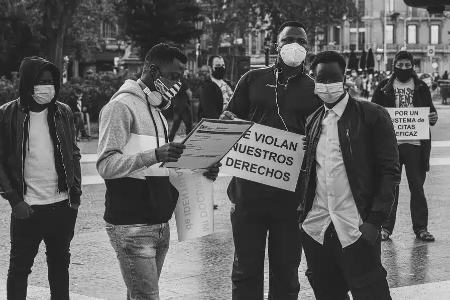 La democracia promueve la igualdad y la protección de los derechos humanos