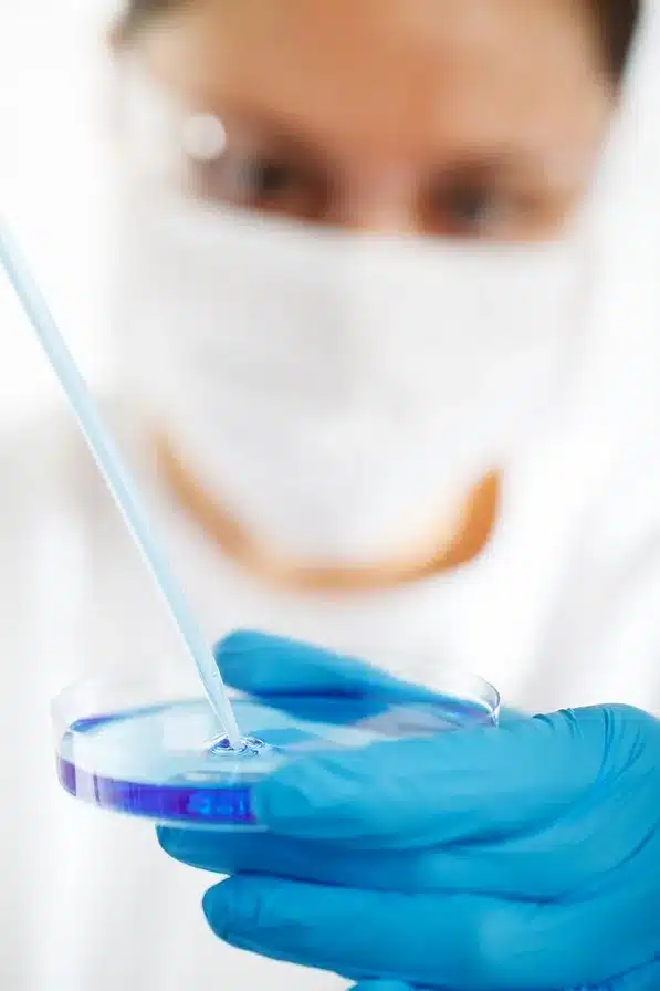 Louis Pasteur fue un científico destacado en la revolución científica de la microbiología