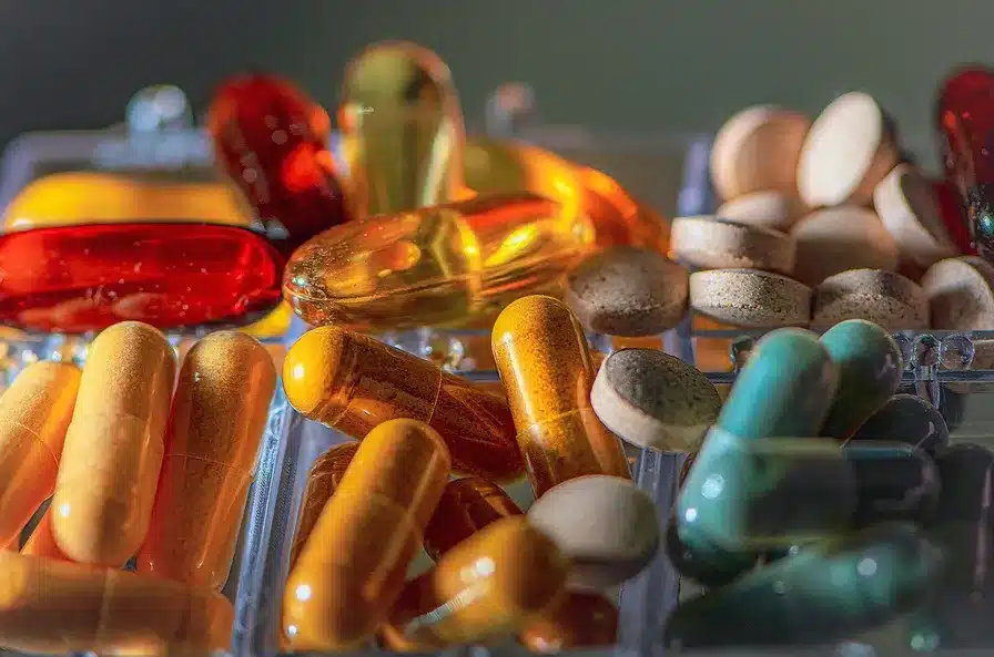 3. ¿Quiénes eran los encargados de la educación en los monasterios?